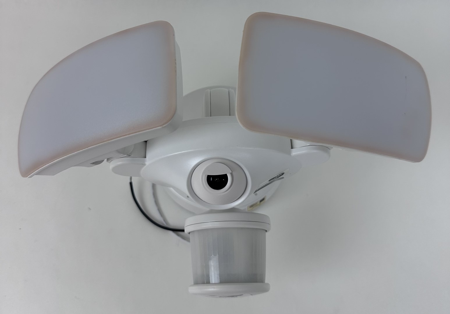 Maximus Outdoor 1080p Wi-Fi Camera Floodlight White SPL12-06A1W4-WH U