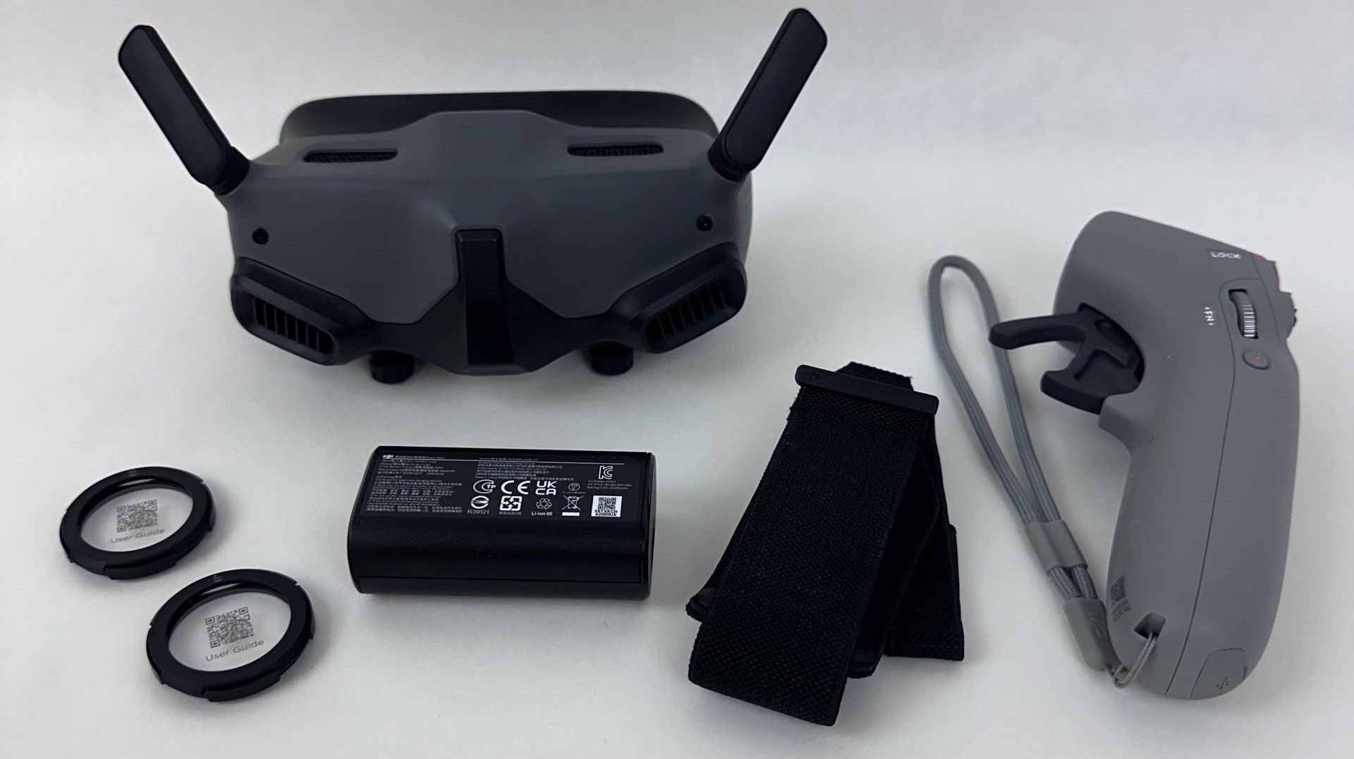 DJI Goggles 2 Motion Combo RCDS18 with RC Motion 2 RM220 - no power cord - U2