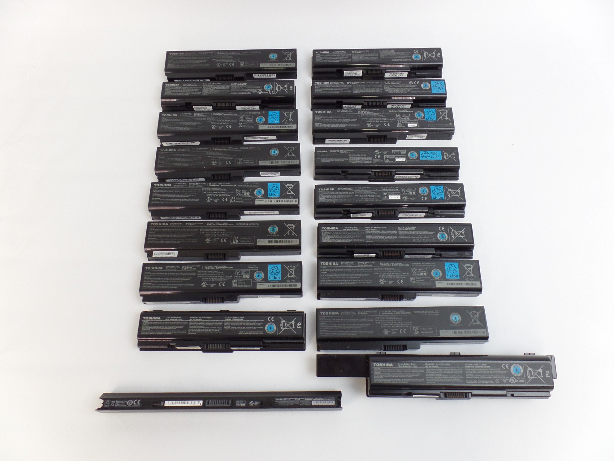 Lot of 65 Miscellaneous Laptop Batteries for Toshiba Samsung etc For Parts #3