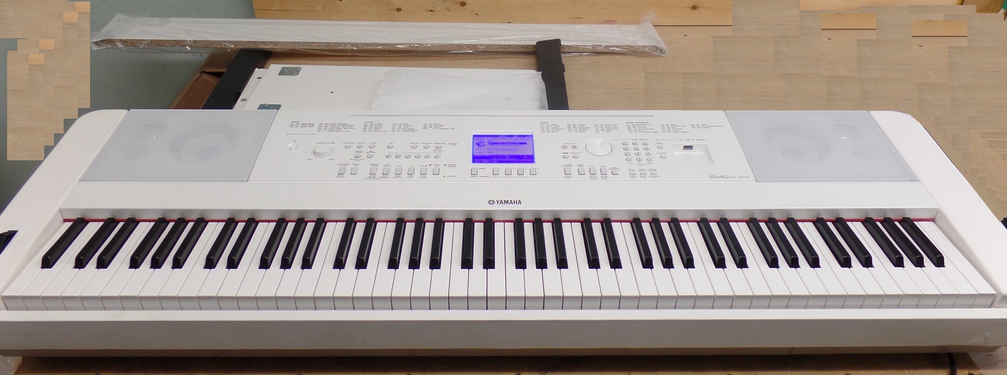 Yamaha DGX-660 88-Key Grand Digital Piano White - read description - cosmetics