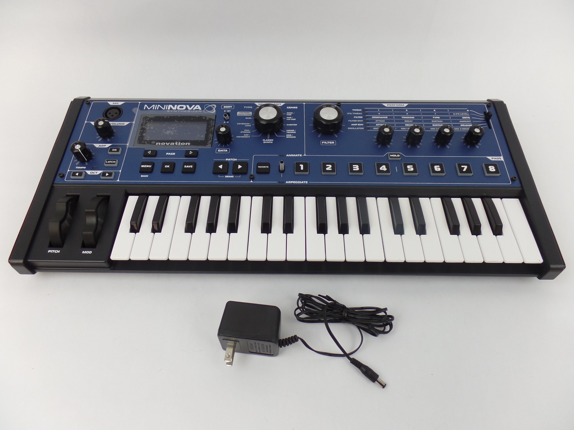 Novation MiniNova Synthesizer 37-Key Compact Keyboard USB MIDI NOVSYNTH02