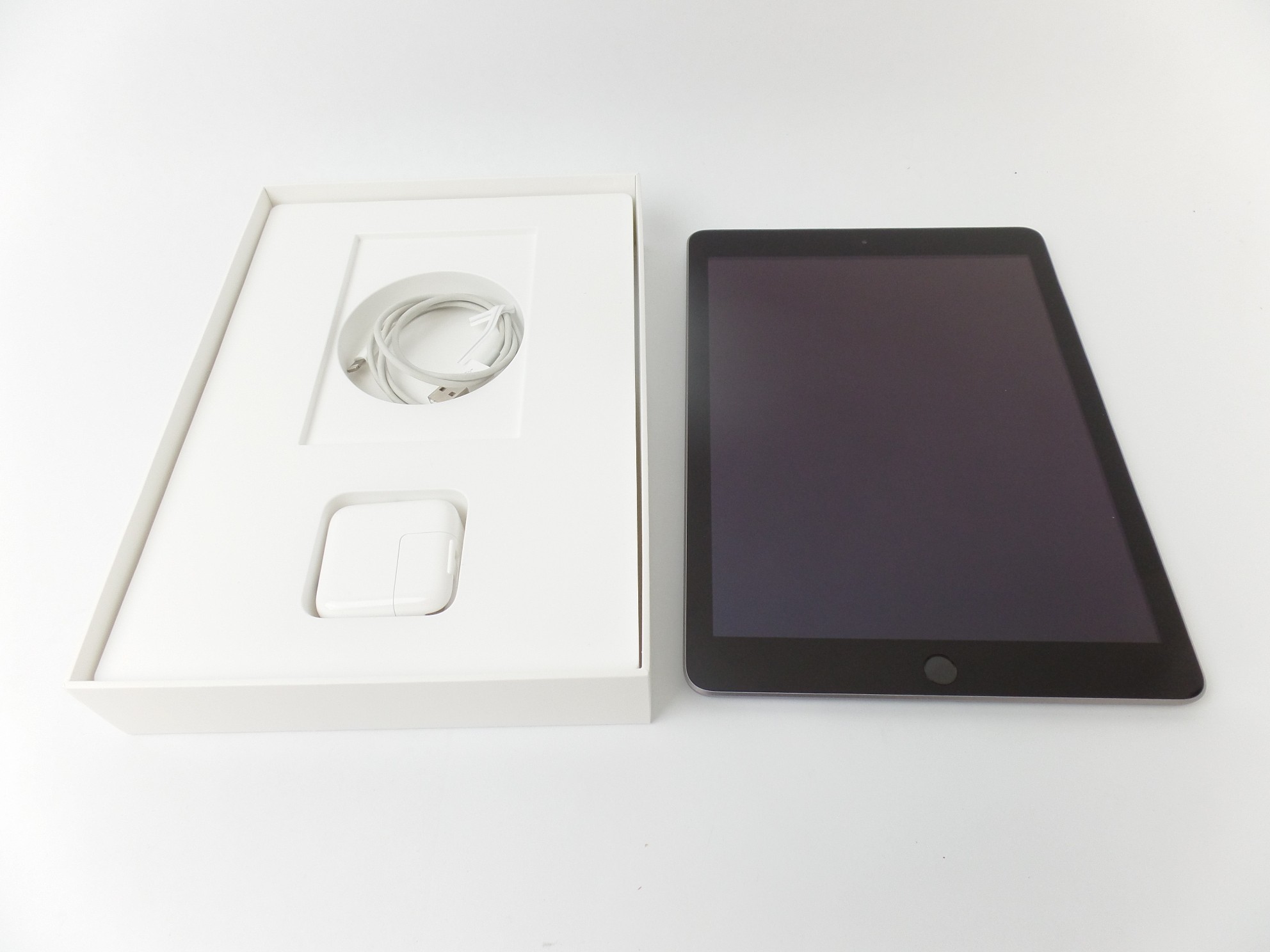 Apple iPad 5th Gen A1822 MP2F2LL/A Wi-Fi 32GB 9.7 Tablet -3529
